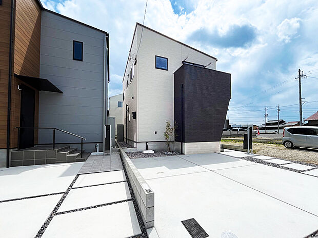 【外観】玄関ドアが外から見えない設計で防犯性◎