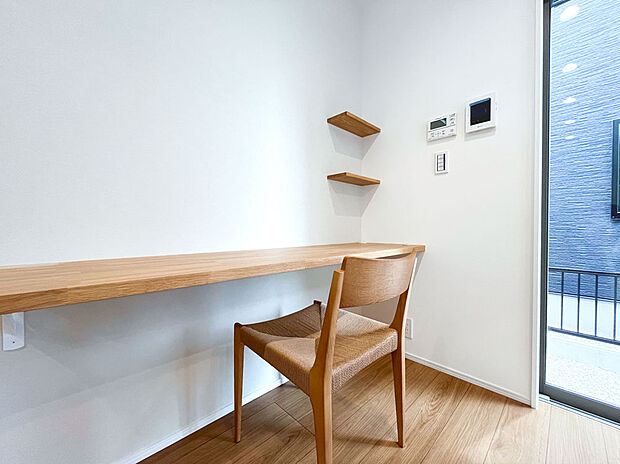 【家族が使えるカウンタースペース】リビングにはカウンタースペースを2か所設置。ダイニングの向こうにも1人分のカウンターがあります。リビングで宿題やお仕事、アイロンがけがしたい時に順番や場所を待たなくても自由に過ごせます。