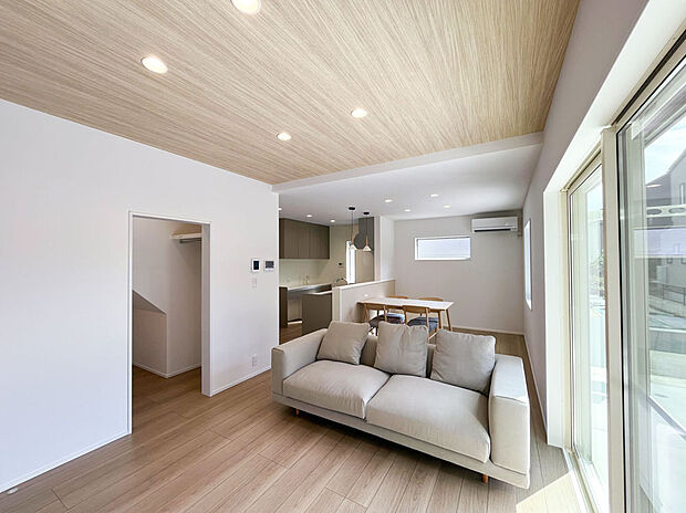 【フェミニンなベージュのインテリア】ベージュやグレージュなどの柔らかい色味をベースとした女性らしいインテリアのお家です。