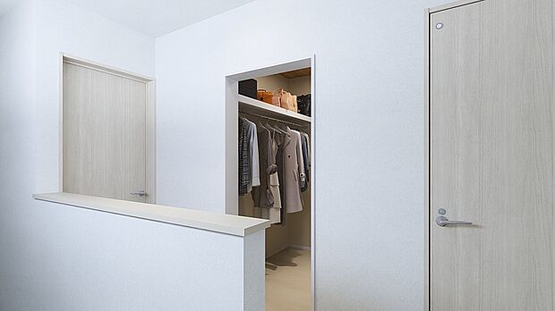 【家族の共用WIC でたっぷり収納】2 階に上がると家族みんなが自然に立ち寄れる場所にある、ウォークインクローゼット。帰宅後やお出かけ前の動線上にあることで、「しまう」「選ぶ」「着替える」がすべて1 か所で完結。