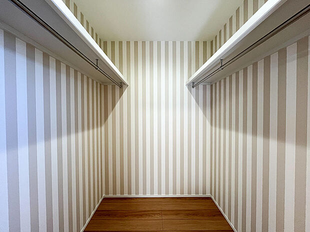 【たっぷり収納のWIC】主寝室からアクセスできるWIC。枕棚とパイプ付きで収納がしやすいです。