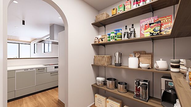 【パントリーで収納たっぷり。家事室としてのアレンジも可能！】キッチンの後ろには約２帖のパントリーを設置。食料品や生活用品のストックなどを収納できます。自分好みにアレンジして、料理の合間に一息つけるワークスペースや趣味用の書斎にすることも可能です。