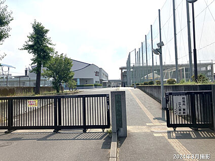 上野ヶ丘中学校 現地から1737m。(徒歩22分。)