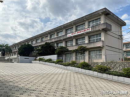 明野中学校 現地から498m。(徒歩7分。)