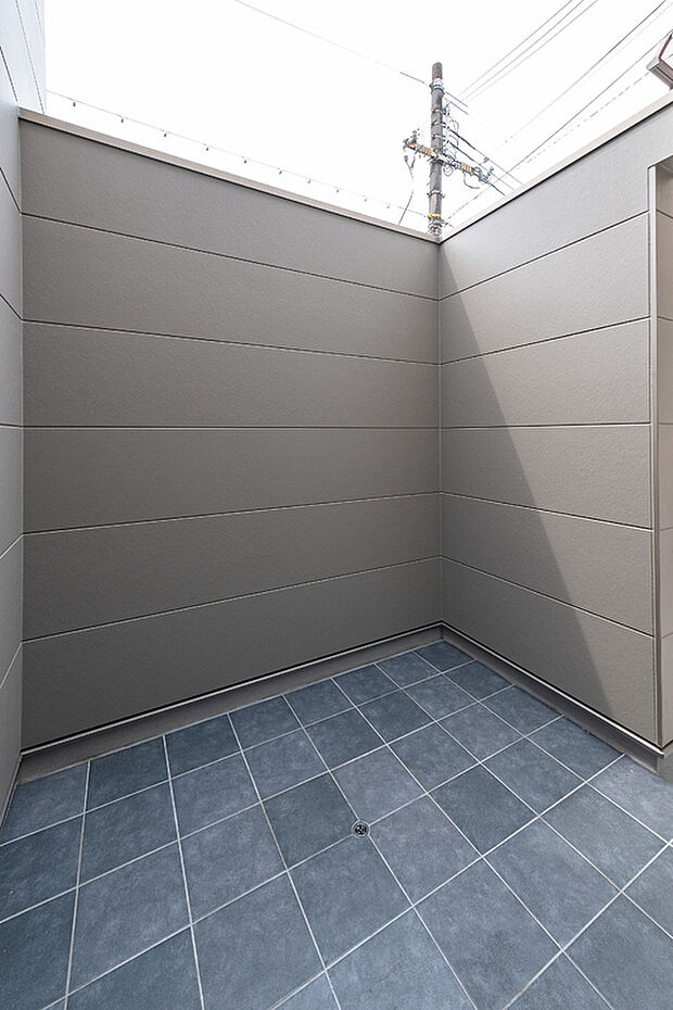 【ロジア】壁に囲まれ、リビングとゆるやかにつながる半屋外空間。家族だけのプライベートな時間にどうぞ。