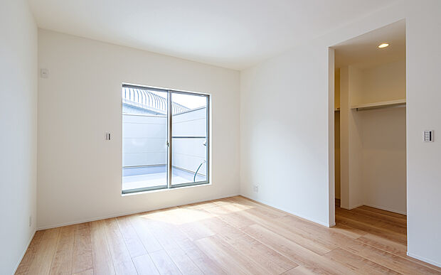 【主寝室】高天井の主寝室は開放感があり寛げる空間に。ウォークインクローゼットには、ワードローブだけでなく季節ごとの寝具もたっぷりしまえます。