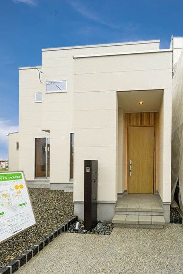 【4号地】外観デザインを邪魔しない、だけど機能性はしっかりと持った門柱を「向き」までこだわってレイアウト。宅配ボックス機能付き。