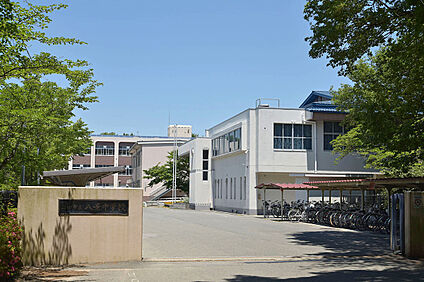 三田市立八景中学校 約1,610m～約1,650m(徒歩約21分)