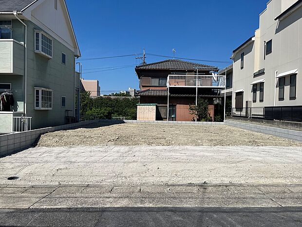 南西向きの整形地。車並列２台駐車を想定しています。環境に合わせたプランを設計士がご提案いたします。