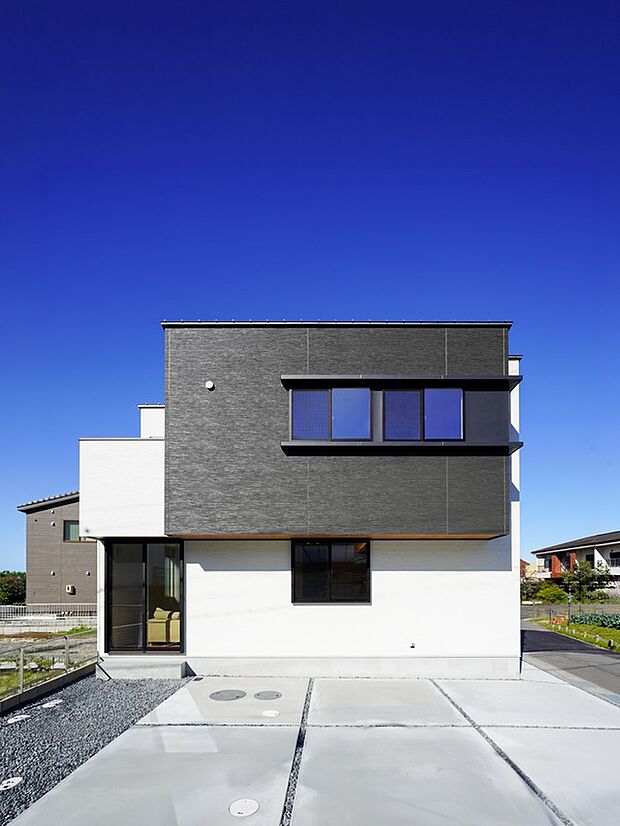 濃淡のツートンカラーの外壁で落ち着きと重厚感を両立。シャープな印象を引き立てるフラットデザインです。
駐車スペースは並列らくらく3台可能