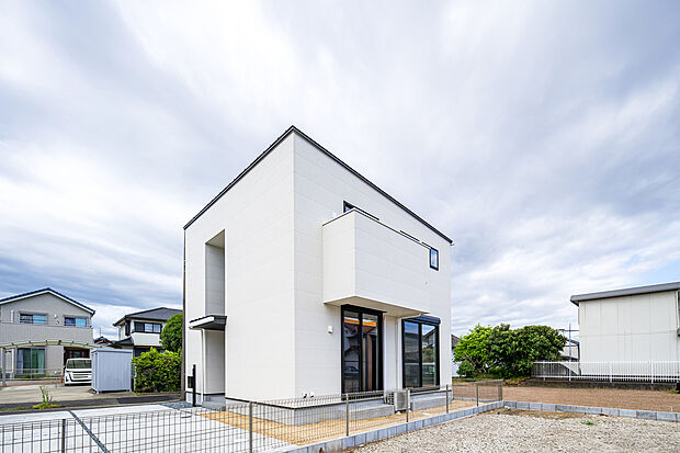 間口が広く、建物の見栄えが良くなる整形地です。将来的な資産性も期待でき、自由設計で土地のポテンシャルを最大限に活かせます。奥町の落ち着いた住環境で理想の住まいを形にできます。