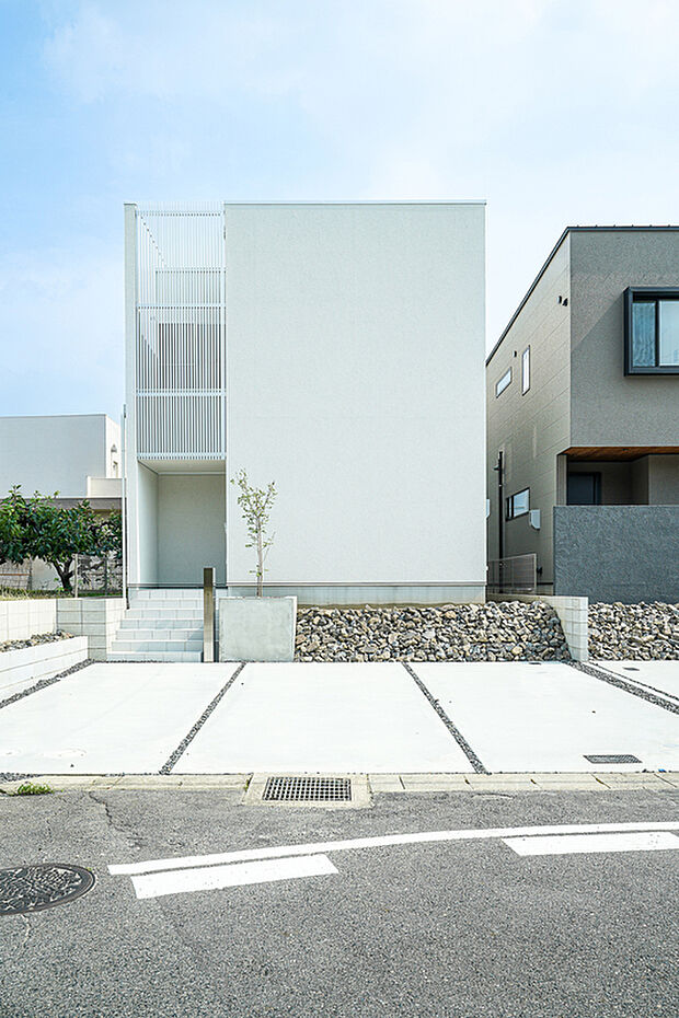 日進市梅森町新田　モデルハウスにて体感ください
ジョリパッドとルーバーが映える、質感際立つシンプルモダンの外観