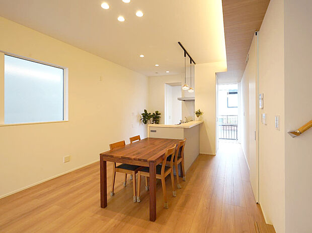 【LDK】LDK北側にも窓があり、南北から光と風を取り込むことで、リビングをより明るく、より落ち着ける空間に