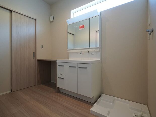 【洗面台・洗面所】充分な広さがある脱衣洗面室には、カウンターがあり家事効率UP