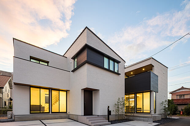 【B棟】シックなモノトーンのデザインの外観です。