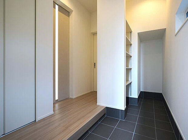 【玄関】広く明るい収納充実の玄関。
靴・ベビーカー・アウトドア用品をすっきり収納できます。