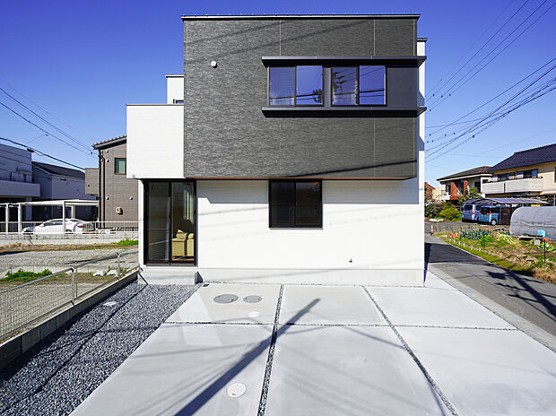 【外観】濃淡のツートンカラーの外壁で落ち着きと重厚感を両立。シャープな印象を引き立てるフラットデザインです。