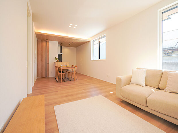 【リビングダイニング】奥行きのあるリビングが生む、ゆったりとした広がり。時間までゆるやかに流れる、心地よいくつろぎ空間