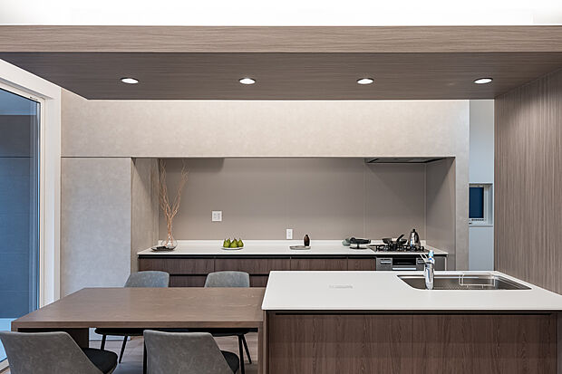 【尾張旭市平子町 モデルハウス】II型キッチンで作業しやすいのが嬉しいポイント。
収納スペースも確保されているのでスッキリした状態を保てます。
ダイニングがキッチン横なので、準備もしやすいです。