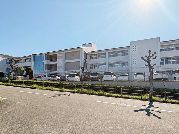 日進市立香久山小学校(約1,300m)