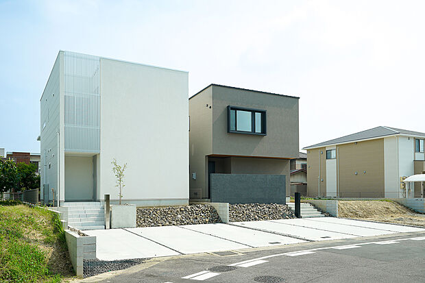 【稲沢市大塚北II モデルハウス外観】モデルハウスで体感してください。
(1)天井高2.7mの「抜け感」
(2)広いリビングと広い庭の開放感
(3)使いやすい動線設計やさりげないこだわりの設計力
(4)家事ラク動線と大収納、高天井の開放感