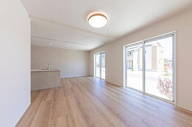 【LDK/No.1】
南側の窓から陽光が差し込み、明るい空間が広がるLDK。大きな窓が2ヶ所あり、ダイニングスペースにいてもリビングスペースにいても、自然光を感じながら過ごすことができます。