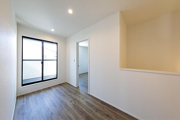 【NO.3号地】
2階ホールは室内物干しスペースとしても使える設計に。雨の日や外干ししにくい花粉の季節などに、洗濯物を干す場所が確保されていると安心です。