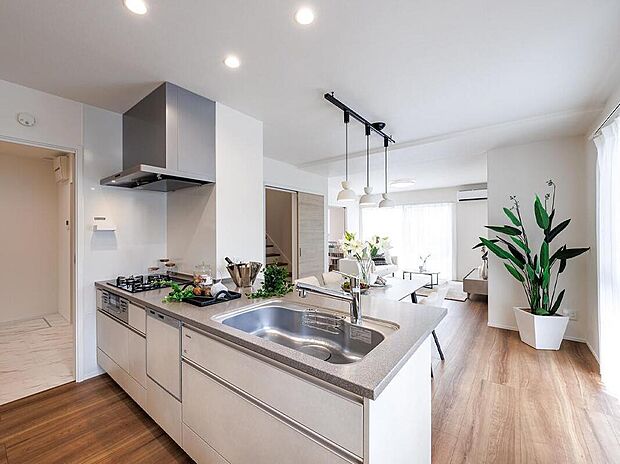 【施工例/キッチン】
調理中もご家族やゲストとの会話が弾む、対面式のシステムキッチン。フラットな天板で、配膳や拭き掃除がスムーズに◎視界を遮る吊戸棚がなく、開放感があります。