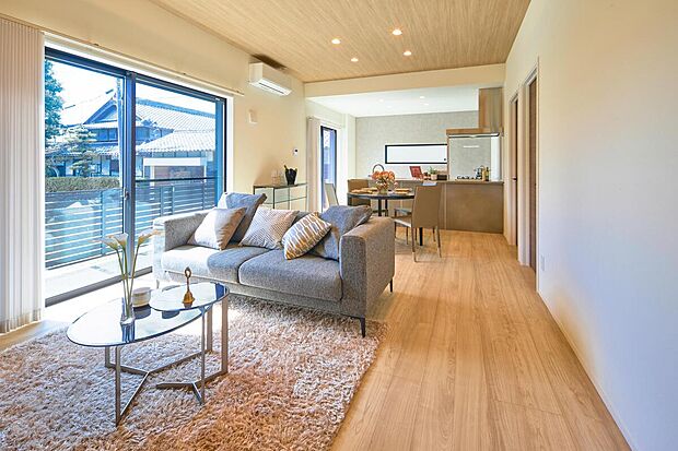 【No.1/LDK】
LDKは広々約17.4帖！ゆったりと家族団らんをお楽しみいただけます。庭へ続く掃き出し窓を2か所に設けており、陽光と風が心地よく舞い込みます。