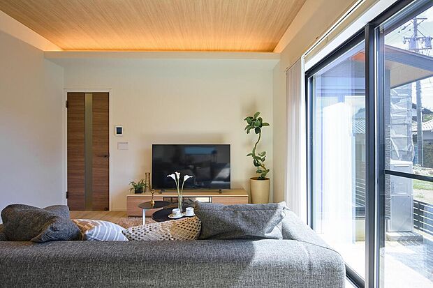 【No.1/LDK】
リビング上部に間接照明を施しており、柔らかい光が空間全体を優しく照らします。キッチン・ダイニング・リビングがストレートに並び、見通しがよく開放的です。