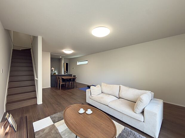 【LDK/No1】
ご家族とコミュニケーションが取りやすい、リビング階段を採用しています。リビング収納を備えており、家族共有の荷物の収納に便利◎お子様のおもちゃもすっきりと片付きます。