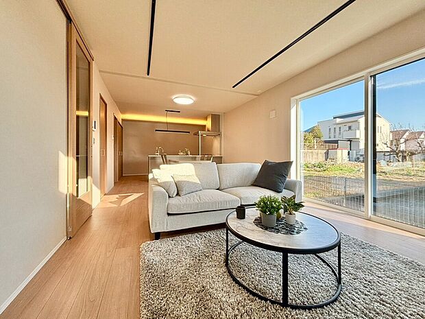 【LDK/No.3】
暮らしのメイン空間LDKは約19.0帖!ゆったりと家族団らんをお楽しみいただけます。南側、西側の2方に窓を備えており、自然光がたっぷりと注ぐ、明るい空間です。