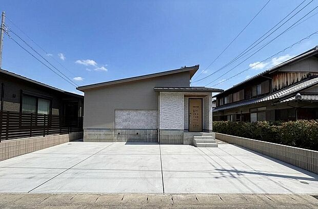 【外観/No4モデルハウス】
最終1邸！生活動線がコンパクトで暮らしやすい、4LDK平屋プランです。LDKは約20.5帖あり、ご家族お揃いでゆったりと団らんをお楽しみいただけます。