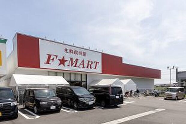 【買い物施設が充実】F★マート桑名東店まで徒歩4分。コンビニやドラッグストアが徒歩7分圏内、商店街やショッピングセンターへも徒歩で向かうことができる立地で、日々の買い物が便利です。