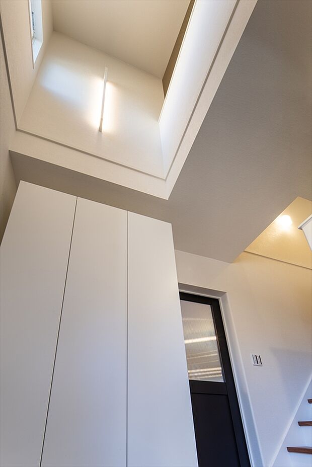 【【玄関/当社施工例】】玄関上部に吹き抜けを設けることで、暗くなりがちな階段まわりや玄関も、明るく開放感溢れる空間に。吹き抜けがあることで、2階で過ごす家族とのつながりを感じることができます。