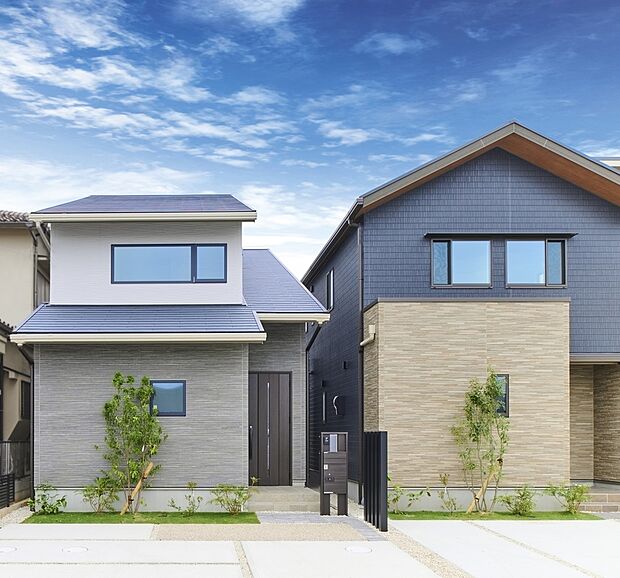 【【No.4/外観】】グレーの濃淡でまとめた、シンプルな外観デザインです。約18.4帖LDKに約3.3帖のワークルームが隣接しており、在宅ワークにも対応できます。車2台、並列駐車可能です。