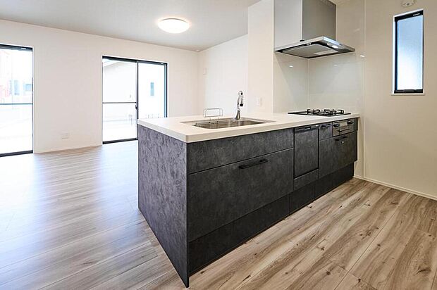 【【施工例】】落ち着いた色調をセレクトした、スタイリッシュなキッチン。様々なインテリアと調和します。コンロ横に窓があり、自然換気をスムーズに行えます。