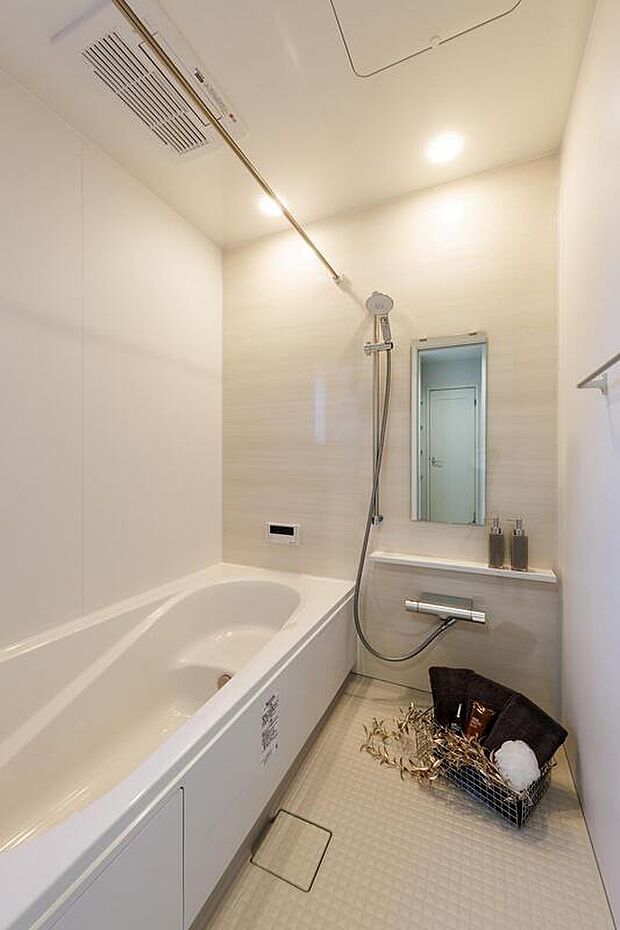 【【施工例/浴室】】優しい色調のアクセントパネルを採用した浴室。ゆったりとした浴槽で、1日の疲れを癒せます。浴室乾燥機付きのため、天候や時間帯に関わらず、浴室に洗濯物を干すことができます。