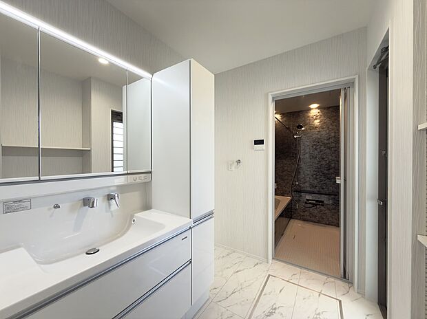 【【洗面室/No1】】洗面室とサービステラスが隣接しており、「洗う→干す」動線がスムーズです。洗面台は水垢が付きにくく掃除がしやすい、上方吐水タイプの水栓を備えています。