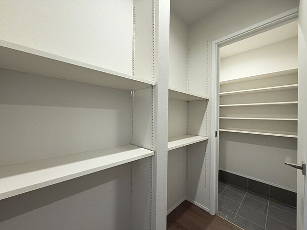 【【土間収納、ストックコーナー/No1】】土間収納、ストックコーナーはウォークスルータイプ！帰宅動線上に収納スペースがあり、カバンや帽子などのお出かけグッズをまとめて保管することができます。