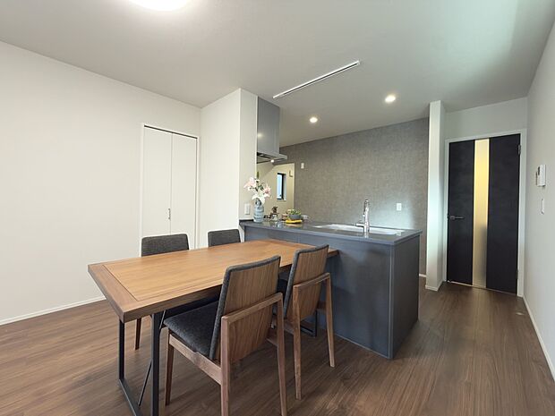 【【LDK/No1】】リビング、ダイニングに加えて、キッチンにも床暖房を備えており、調理中も足元から暖かく、快適です。ダイニングスペースに収納を設けており、細々した荷物もすっきりと片付きます。