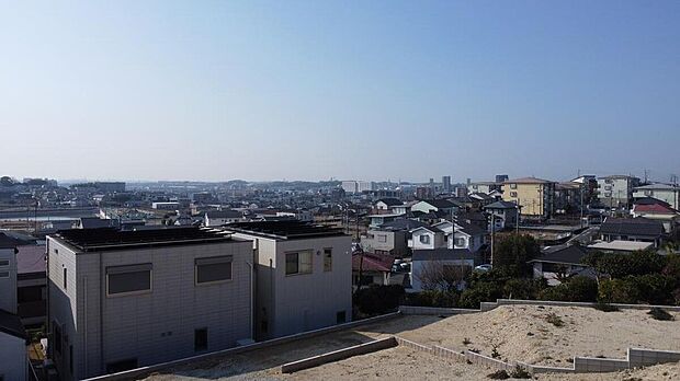 【【G-style大府市北山II/現地からの眺望】】約6.0mから撮影した眺望です。商業施設が点在する、利便性良好なエリア。効率の良い暮らしを楽しめる充実の周辺環境が魅力です。/2025年1月撮影