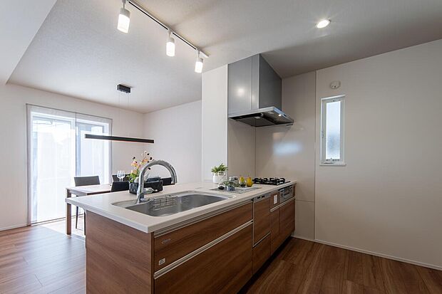 【【施工例/キッチン】】ご家族やゲストとコミュニケーションが取りやすい対面式キッチンを採用。便利なグリル付き3口ガスコンロ&食器洗乾燥機付きのため、調理や後片付けがスムーズにでき、家事の時短に◎