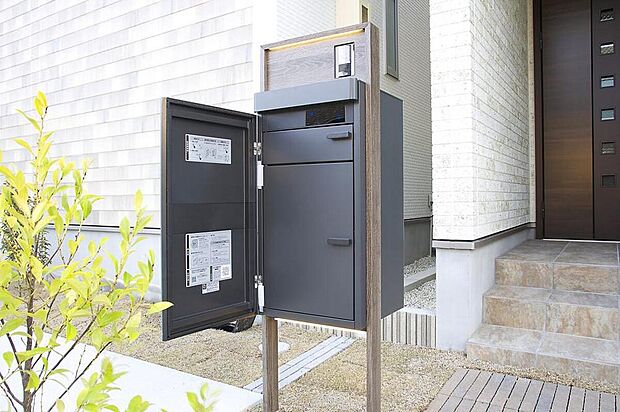 【【宅配ボックス】】留守の際も荷物の受け取りが可能な宅配ボックスを設置。不在配達の手間が省け、非対面での受け取りも可能です。※メーカー及び仕様、形状が異なる場合があります。