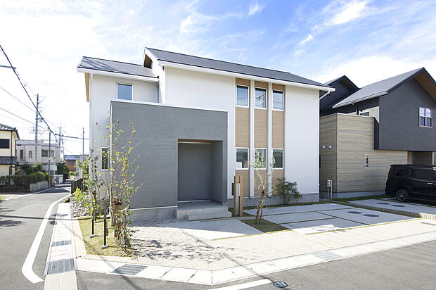 【【外観/施工例】】周囲に馴染む落ち着いた色合いながら、さりげなく個性を演出した外観デザイン。ゆったりとしたカースペースには、バイクや自転車置き場、お子さまの遊び場などとしても活用可能です。