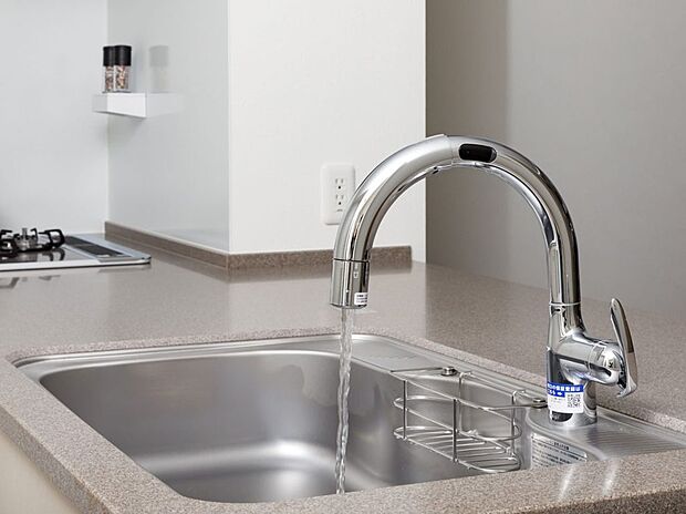 【【浄水器】】手をかざすだけで自動で吐水するタッチレス水栓を採用。調理中に手が汚れていても衛生的に使え、水はねによる周りの汚れも軽減。家事の負担を減らす嬉しい設備です。