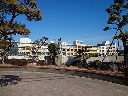 豊山町立豊山中学校  約410ｍ(徒歩6分)
