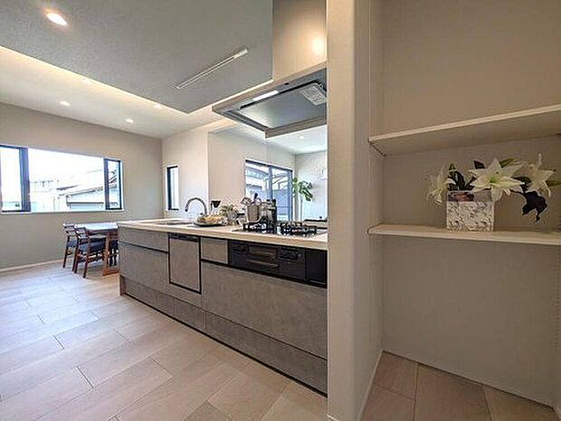 【【キッチン】】マットな質感がおしゃれなグレーのキッチン。お子様やご夫婦で一緒に並んでも作業しやすい、ゆとりある広さです。キッチン背面から洗面室へ出入りできる、スムーズな家事動線も魅力です。