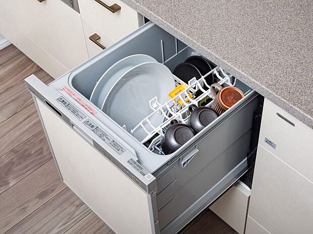 【【食器洗浄乾燥機】】菌洗浄と乾燥機能で食器を清潔に保ち、噴射角度が変わる洗浄方式により庫内の隅々までしっかり洗浄。夜でも使いやすい低音設計で、毎日の家事を快適にします。