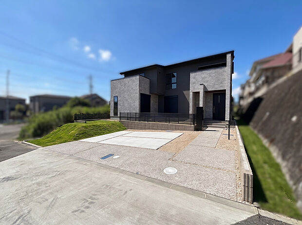 【【現地外観写真】】穏やかで開放的なロケーションに、限定1棟のGX志向型住宅が誕生!「4LDK+土間収納+パントリー+WIC」、多彩な収納が魅力の住まいです。